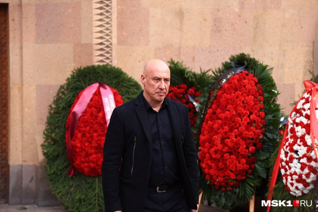Еще один певец, посетивший прощание, — Денис Майданов | Источник: Татьяна Спиридонова / MSK1.RU
