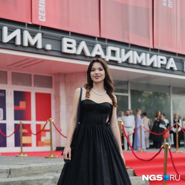 О пышном платье она мечтала с детства | Источник: Алина Скитович / NGS.RU