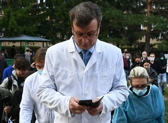 Глава омского минздрава нашелся, он сам вышел к людям | ya62.ru