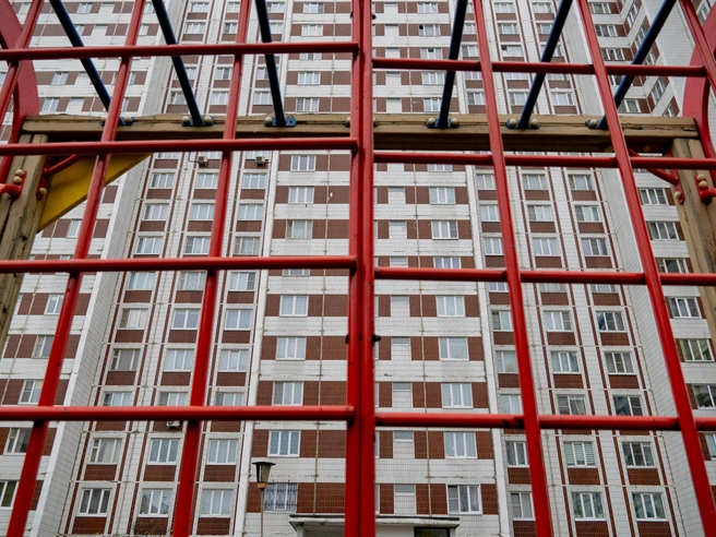 Высота домов создает ощущение, будто находишься в закрытом пространстве | Источник: Кирилл Поверинов / 76.RU