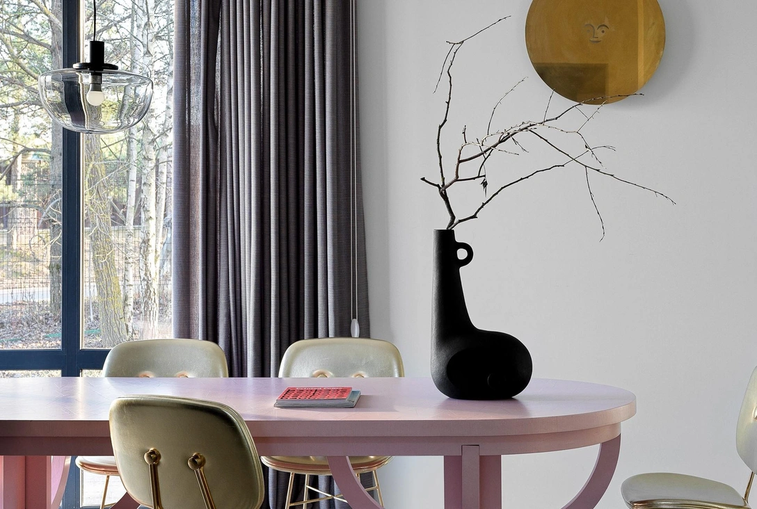 Столовая. Стол Paper Table, дизайн Studio Job, Moooi. Стулья Golden Chair, дизайн Ники Зупанц, Moooi. Ваза, Faina Design. Подвесной светильник, дизайн Norm Architects, Menu. На стене — латунное панно, дизайн Александра Жирара, Vitra. | Источник: Сергей Красюк