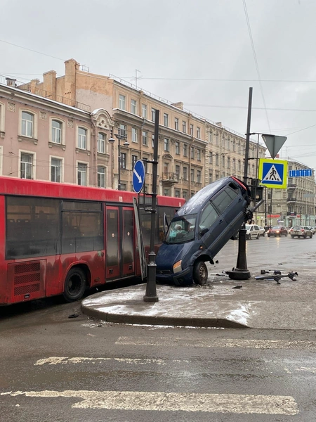 Автобус загнал Ford на столб на Московском проспекте. Удививший прохожих трюк попал на видео (видео, фото) | Источник: «ДТП и ЧП | Санкт-Петербург»