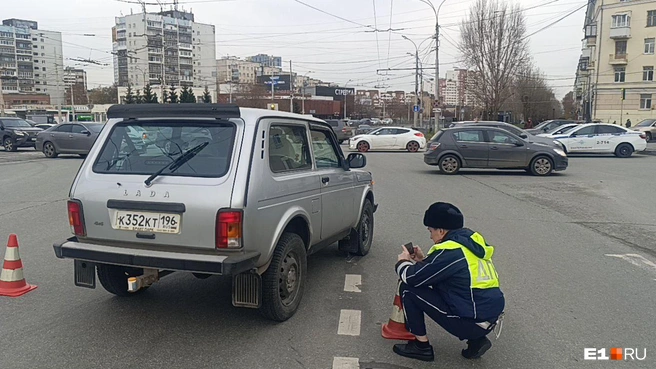 Водителя оштрафуют за нарушение ПДД. Зачем он поехал на красный, он не объяснил | Источник: ГИБДД по Екатеринбургу