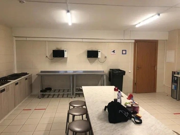 Общая кухня выглядит чистой | Источник: Reiyan Ghaisani / «Яндекс Карты»