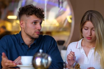 «До бешенства ревную парня к его маме. Ненавижу, когда она его обнимает»