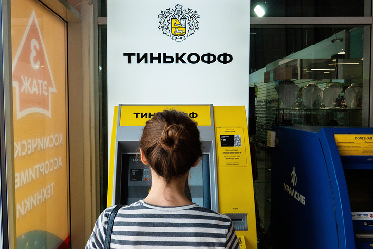 Российские банки вводят комиссию за хранение валюты: куда теперь нести свои доллары