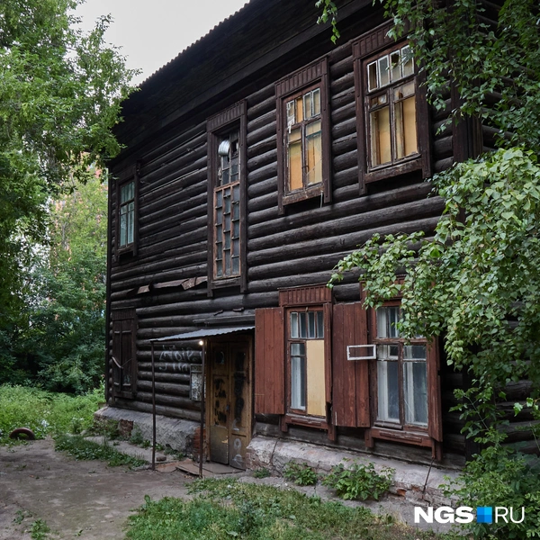 Некоторые стекла в доме выбиты | Источник: Валерия Киселева / NGS.RU