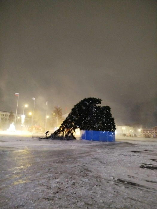 После падения елку отключили от электропитания | Источник: Оля Маркова FABERLIC / «Саратов: Открылось/Закрылось» / Telegram