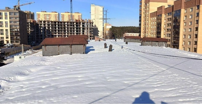 Крыша завалена снегом | Источник: жители дома