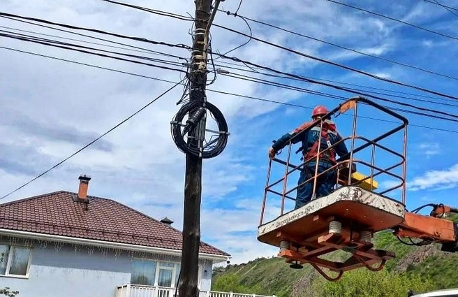 Энергетики просят жителей обращать внимание на монтажные работы на опорах ЛЭП | Источник: «Россети Сибирь»