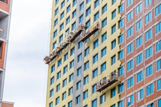 Сейчас строители занимаются фасадными работами на второй башне | Источник: PRINZIP