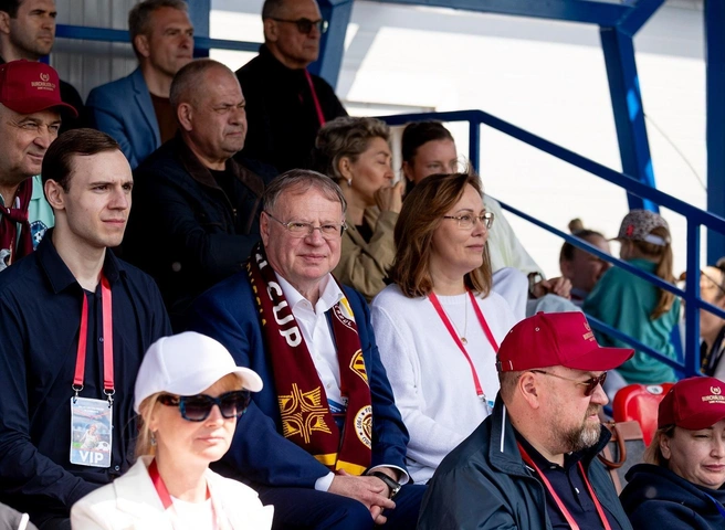 Заместитель генерального директора Концерна ВКО «Алмаз-Антей» Михаил Подвязников с шарфом родного клуба | Источник: пресс-служба АО «НПО „СЗРЦ Концерна ВКО „Алмаз-Антей“&nbsp;— Обуховский завод»