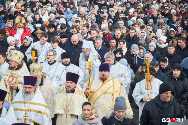 В центре снимка&nbsp;— владыка Феодосий и губернатор | Источник: Роман Данилкин / 63.RU