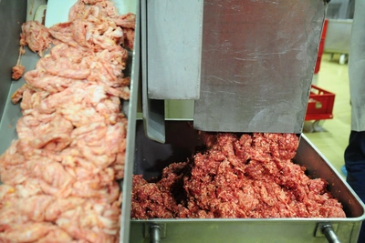 В Москве сотруднику супермаркета зажало руку в мясорубке