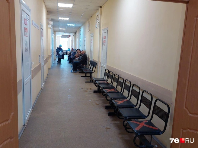 Многие пациенты сидят по несколько часов в ожидании врача  | Источник: Варвара Киселева / 76.RU