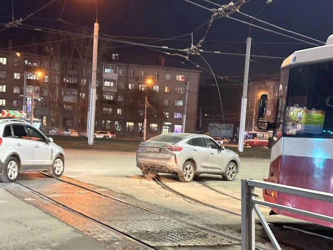 Автомобиль заблокировал трамвайные рельсы | Источник: Елизавета Колмогорова / 2ГИС
