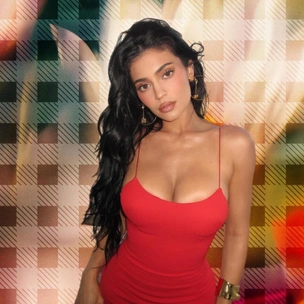 Маникюр в клетку: идея модного дизайна ногтей на зиму 2025/26 от Кайли Дженнер