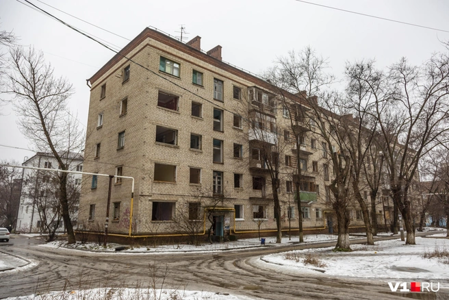 С виду кажется, что дом вполне еще подлежит ремонту | Источник: Константин Завриков / V1.RU