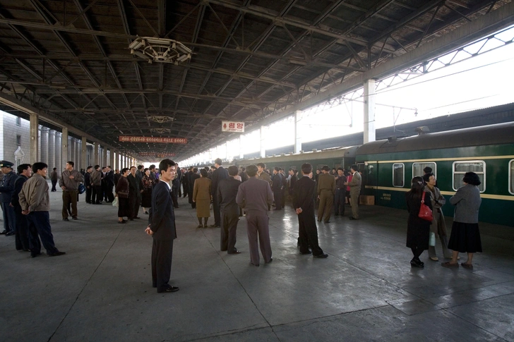 На перроне железнодорожного вокзала Пхеньяна, архивное фото 2007 года | Источник: Roberto Fumagalli via Legion Media