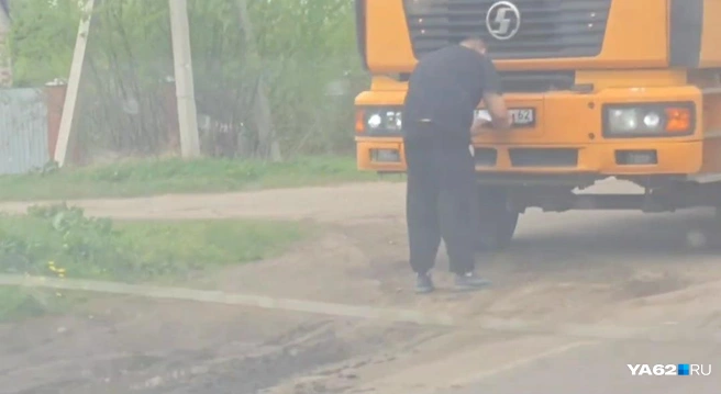 Чтобы избежать штрафов за перегруз, некоторые водители закрывают номера автомобилей | Источник: Светлана Коновалова / YA62.RU