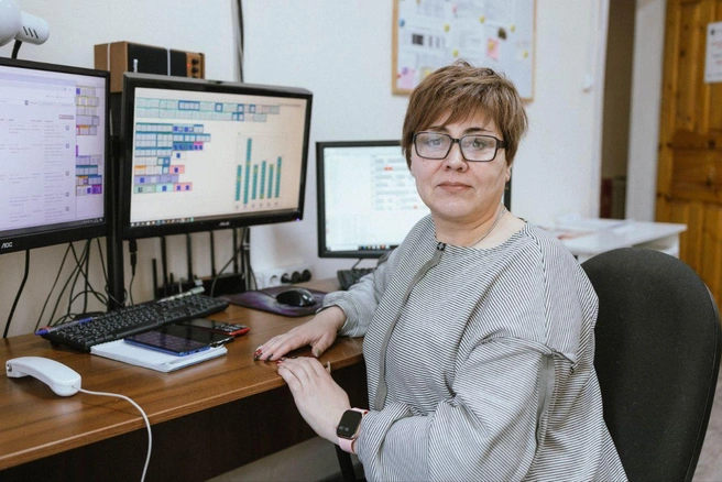 Старший диспетчер аварийно-диспетчерской службы Оксана Будникова. Принимает и контролирует выполнение заявок аварийными и линейными электромеханиками. | Источник: Ксения Зимина