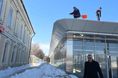 Снег с крыши летел на людей в Казани