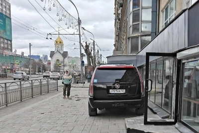 «Человек я воспитанный»: владелец Cadillac о парковке на тротуаре