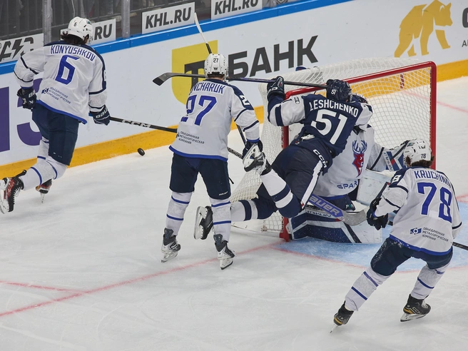 «Игра понравилась, но хотелось бы побольше очков. Очко сегодня — трудовое, ребята его заслужили, молодцы», — сказал главный тренер новосибирцев Вячеслав Буцаев. | Источник: Александр Ощепков / NGS.RU