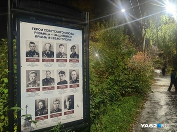 Пока что о Севастопольской аллее напоминают только стенды | Источник: Кристина Мельникова / YA62.RU