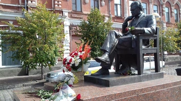 Гранитный Сергей Бондарчук сидит на той же улице Ейска, что и бронзовая Нонна Мордюкова, рядом со школой, которую они оба закончили | Источник: из блога https://dzen.ru/travelzima