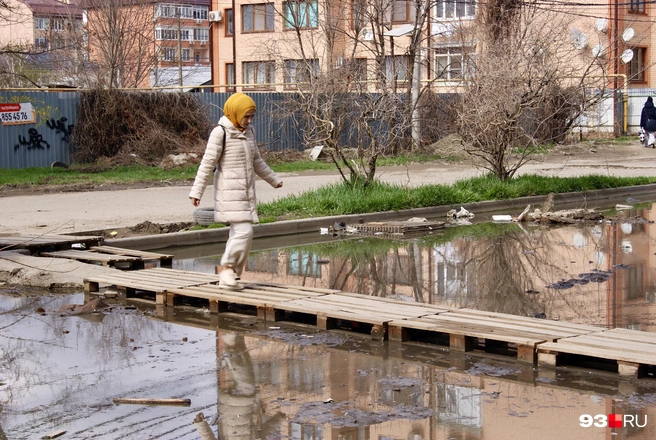 Люди кладут поддоны, чтобы иметь возможность пройти | Источник: Екатерина Подымова / 93.RU