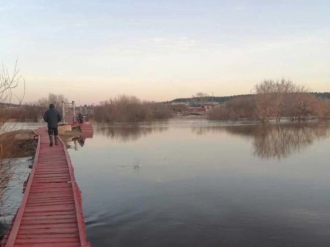 Перейти через реку можно только по пешеходному мосту. | Источник: читатель 74.RU