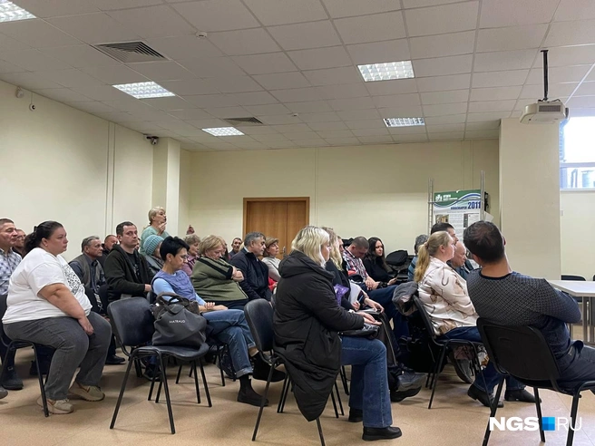В зале на встрече с начальником департамента архитектуры и строительства собрались порядка 50 жителей | Источник: Елизавета Горячева / NGS.RU
