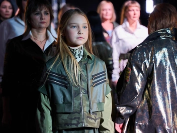 Девочка неоднократно выходила на подиумы | Источник: Юлия Фоменко / ВКонтакте