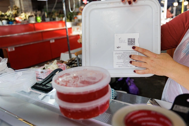 Продавец икры показывает ту самую маркировку «Честный знак» | Источник: Мария Ленц / NGS24.RU