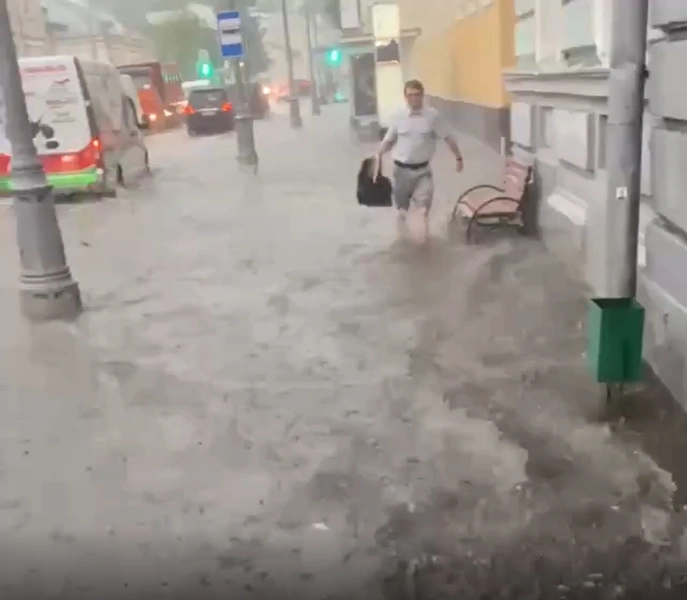 Град выпал размером с ладонь, а ливень затопил метро. В Москве творится апокалипсис