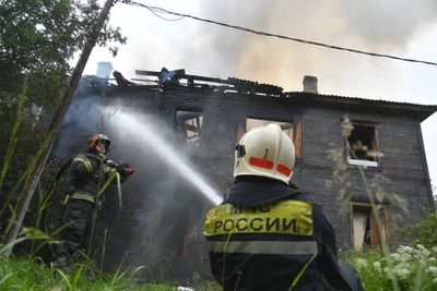В Архангельске горит деревянный дом на проспекте Советских космонавтов