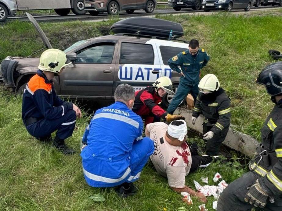«Видимо, решили пробку по обочине объехать»: Largus вылетел в кювет на выезде из Челябинска, четверо пострадали
