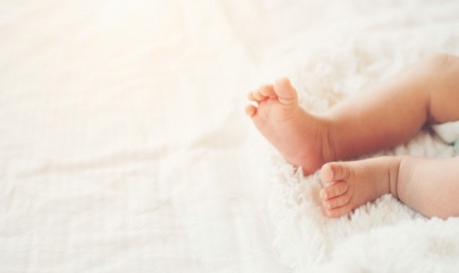 Китаянка родила девочек-близняшек через шесть дней после рождения сына