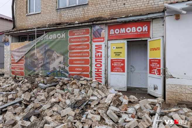 Сейчас магазин закрыт, а стекла в витрину надо вставлять вновь | Источник: Алексей Волхонский / V1.RU