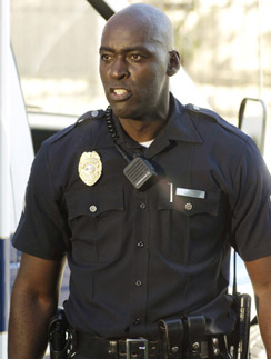 Майкл Джейс в роли офицера полиции в сериале "Щит"