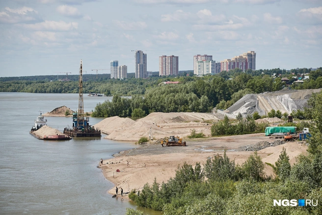 Вместо пескобаз на берегу должна появиться набережная | Источник: Александр Ощепков / NGS.RU