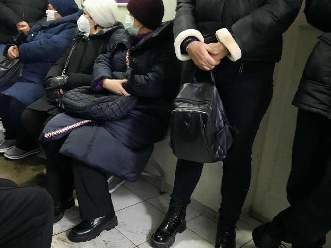 По словам горожан, они ожидают приема к врачу уже более четырех часов. | Источник: Читатели V1.RU