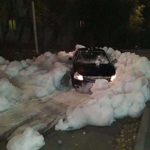 Пенная вечеринка для авто. | Источник: Роман Дрякин / @govorisaratov