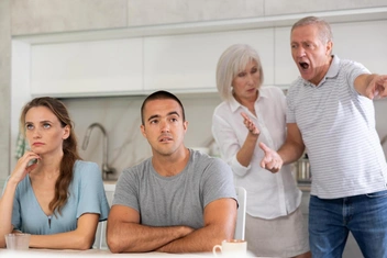 «Свекор выгоняет нас с детьми из квартиры, в которую сам же пустил»