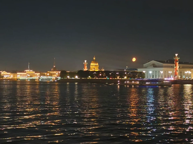 Огненная луна осветила небо над Петербургом и Ленобластью. Посмотрите на эти кадры | Источник: читатель «Фонтанки»