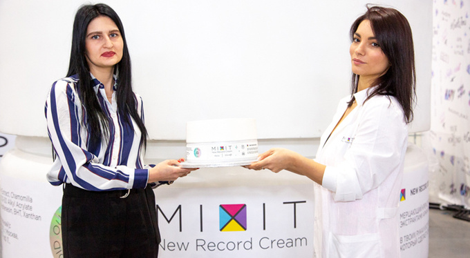 Самая большая банка крема MIXIT попала в книгу рекордов Гиннесса Самая большая банка крема MIXIT попала в книгу рекордов Гиннесса