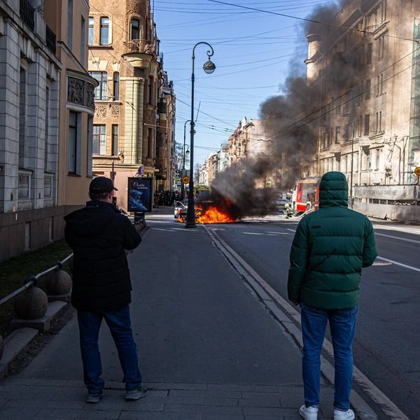 Столб дыма и языки пламени. Как тушили очень жаркий Nissan на Каменноостровском | Источник: Uncle Benji 