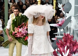 Неделя высокой моды в Париже: Chanel SS2015