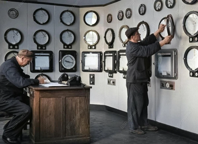 Один из пультов контроля Краснодарского нефтеперерабатывающего завода, 1964 год | Источник: BspChannel